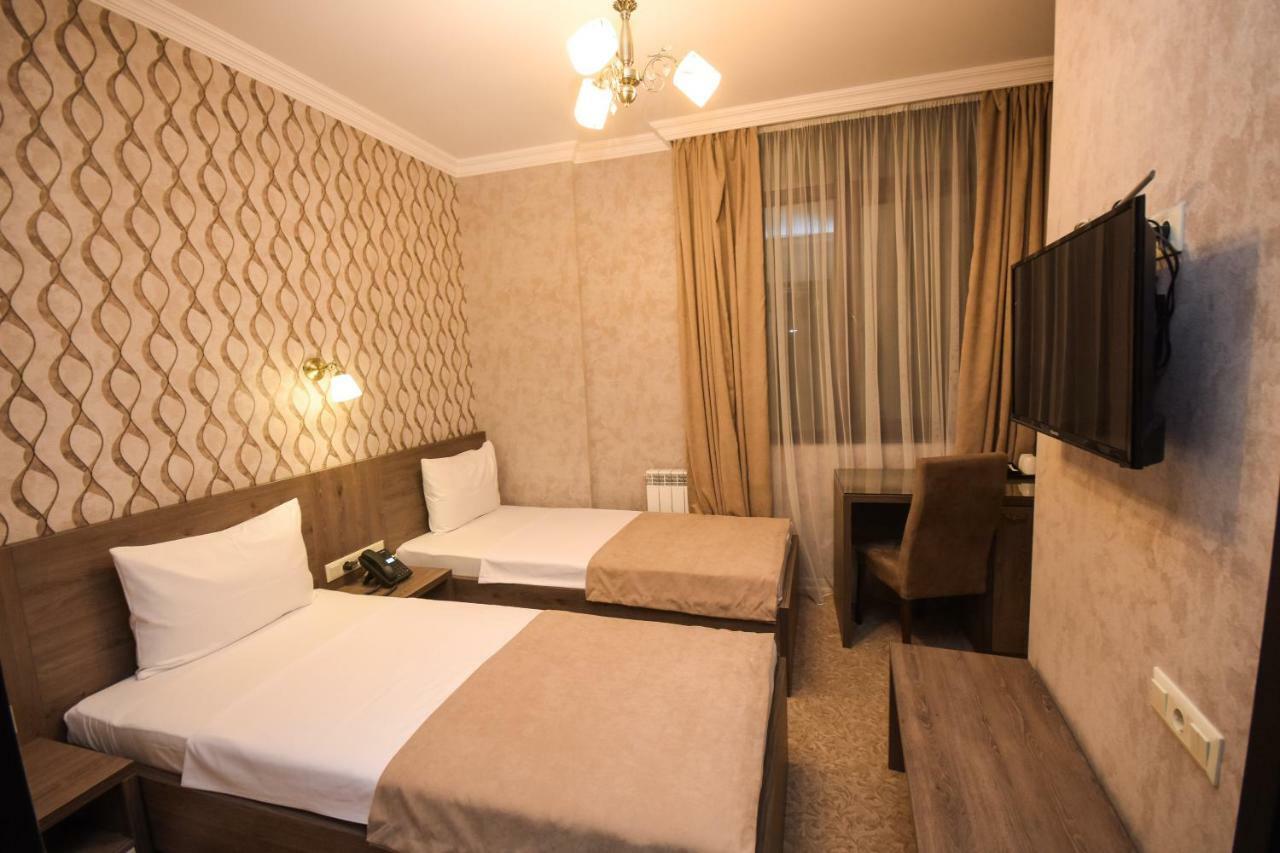 Old Garden Hotel บาทูมิ ภายนอก รูปภาพ